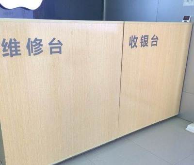 9.9成新手機柜低價轉讓 1900元引爆鄭州辦公家具市場